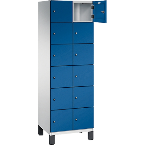 Ein blauer Spind mit neun Fächern, ein Fach geöffnet. Der Spind steht auf schwarzen Füßen.