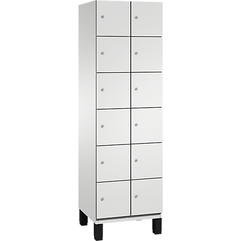 Schrank mit zehn weißen Türen, schwarzen Füßen und kleinen Knöpfen.