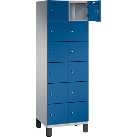 Schrank mit blauen Türen, eine Tür geöffnet. Hellgraues Gehäuse, auf schwarzen Füßen.