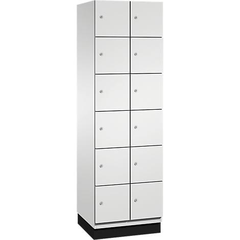 Weißer Spind mit zehn Türen, kleinen Metallgriffen und schwarzem Sockel.