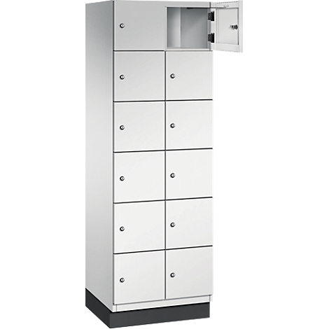 Weißer Spind mit 10 Fächern, eine Tür ist geöffnet. Jede Tür hat einen kleinen Metallknopf. Schwarzer Sockel.