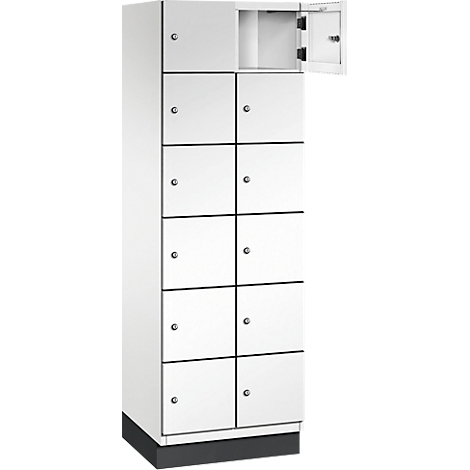 Weißer Schrank mit mehreren Fächern. Eine Tür ist geöffnet.