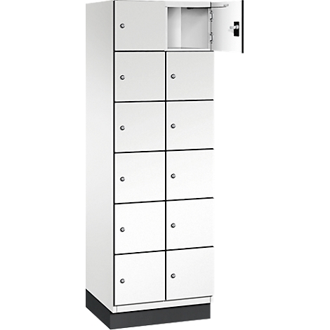 Weißer Spind mit 10 Fächern. Ein Fach geöffnet. Schwarze Akzente.