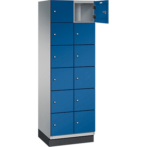 Ein blauer Schrank mit mehreren Fächern. Ein Fach ist geöffnet.