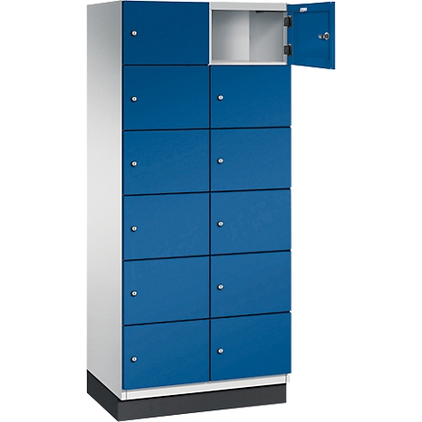 Blauer Schrank mit mehreren Fächern, ein Fach ist geöffnet.