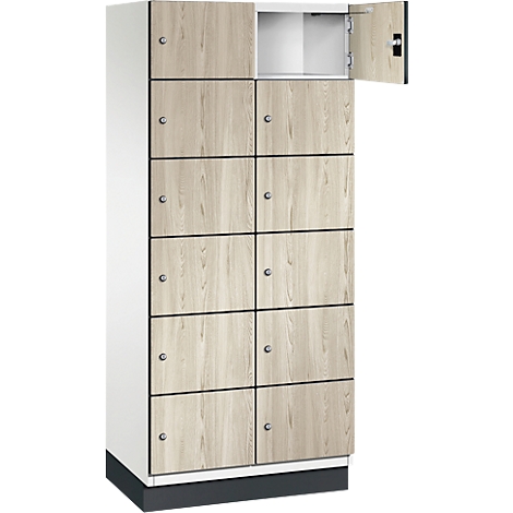 Hoher Schrank mit 10 Fächern, ein Fach ist geöffnet. Holzoptik, graue Rahmen und Griffe.