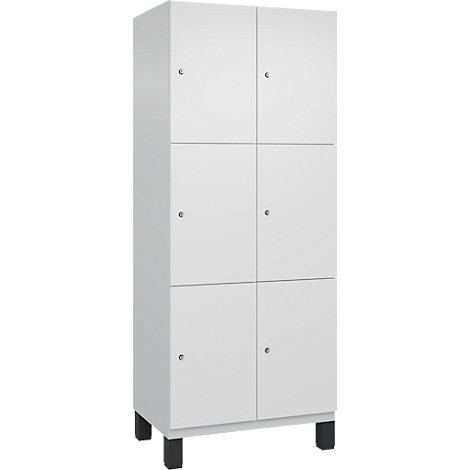 Weißer Schrank mit sechs Türen, kleinen Knöpfen und schwarzen Füßen.