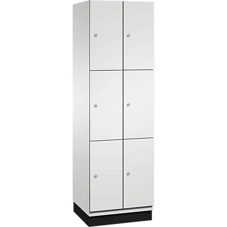 Weisser Schrank mit sechs Türen. Graue Türrahmen, runde Metallgriffe, schwarzer Sockel.