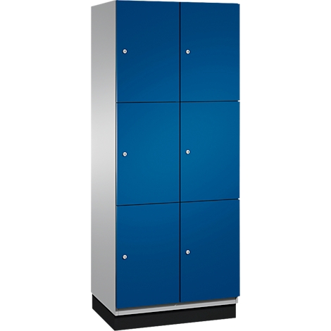 Schrank mit sechs blauen Türen, silbernen Griffen und einem Sockel.
