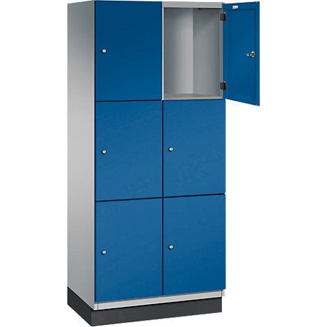 Ein blauer Schrank mit sechs Türen, eine Tür ist geöffnet.