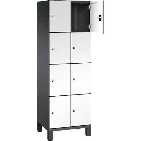 Achtfach-Spind in Weiß und Grau, eine Tür geöffnet.