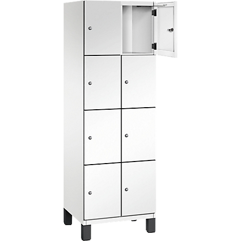 Weißer Spind mit acht Fächern, ein Fach geöffnet.