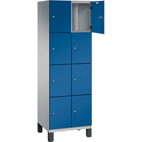 Ein blauer Spind mit acht Fächern, eines davon geöffnet, zeigt das Innere. Graue Seiten, silberne Beschläge und schwarze Füße.