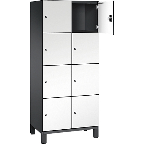 Ein grauer Schrank mit acht weißen Türen, eine Tür ist geöffnet.