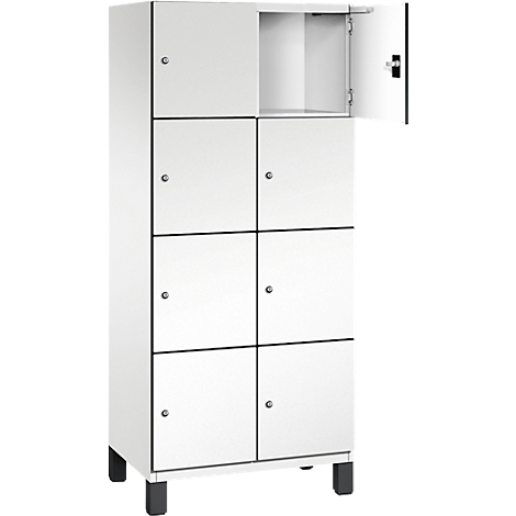 Weißer Spind mit acht Fächern, eine Tür offen. Schwarze Füße.