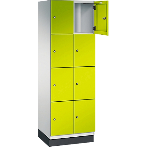 Ein Spind mit gelben Türen, eine Tür geöffnet. Der Spind ist weiß und steht auf einem Sockel.