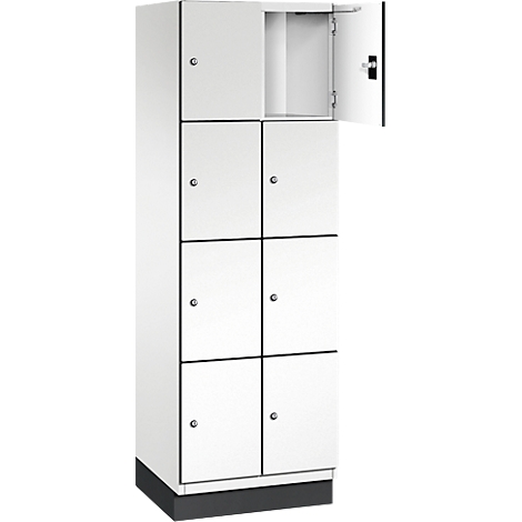 Weißer Spind mit acht Fächern, eines davon geöffnet. Schwarze Linien betonen die Türen und den Sockel.