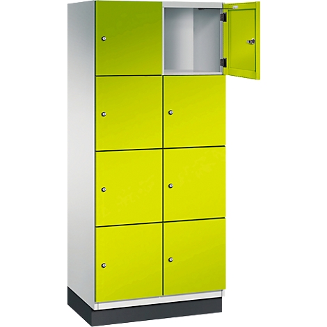 Gelb-grüner Spind mit geöffneter Tür, vor weißem Hintergrund.
