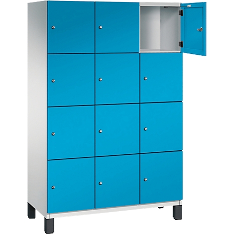 Blauer Spind mit offenen und geschlossenen Türen. Das Schrankinnere ist weiß.