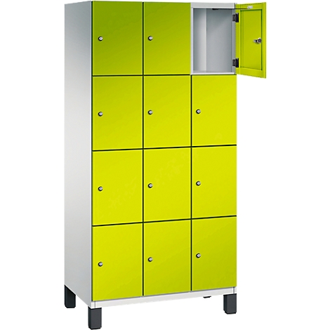 Ein grüner Schrank mit mehreren Fächern, eine Tür ist geöffnet.