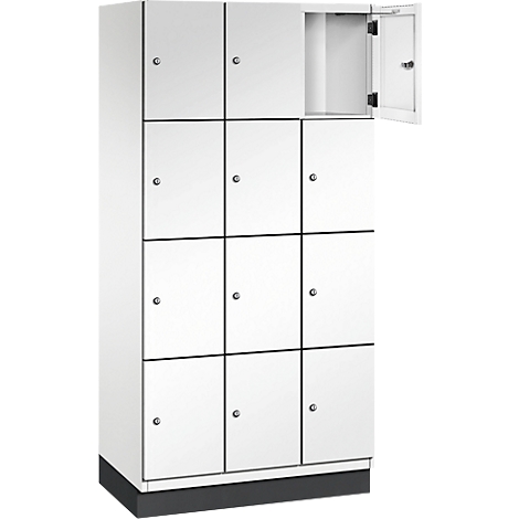 Weißer Spindschrank mit 12 Fächern, ein Fach geöffnet. Schwarze Rahmen um die Türen.