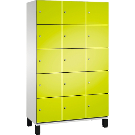 Schrank mit 12 gelben Türen, Metallgriffe, schwarze Füße, weißer Korpus.