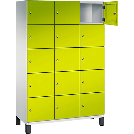 Ein Schrank mit 15 hellgrünen Türen und silbernen Griffen, eine Tür ist geöffnet.