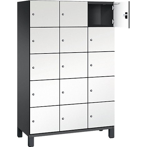 Schrank mit 12 Fächern. Eine Tür ist offen. Türen weiß, Rahmen schwarz.