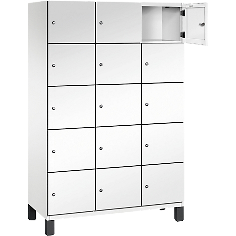 Weißer Spind mit 12 Fächern, einer geöffneten Tür und schwarzen Beinen.