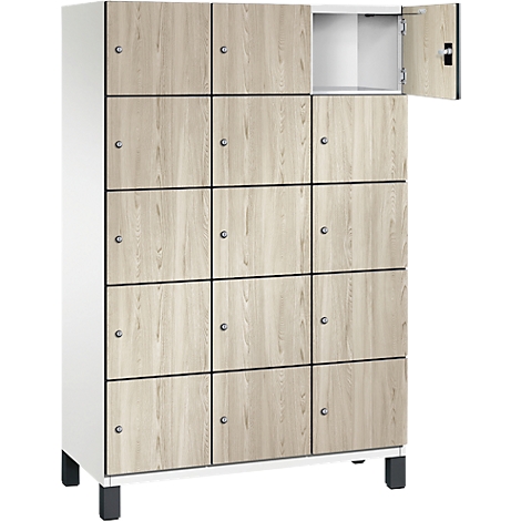 Schrank mit Holzoptik. Eine Tür ist geöffnet.