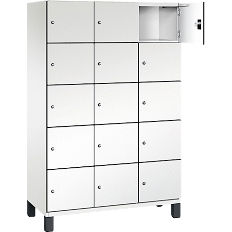 Weißer Spind mit 15 Türen, eine Tür ist geöffnet.