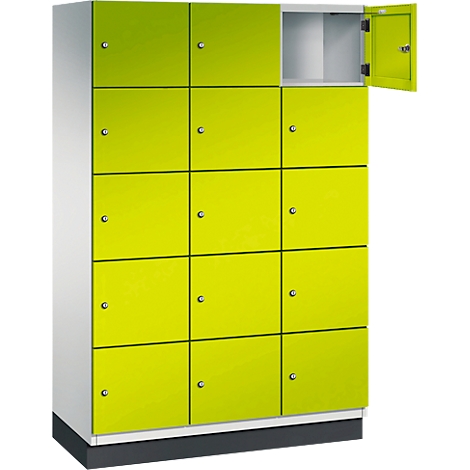 Schrank mit 15 gelben Türen; eine Tür geöffnet, Metallgriffe. Schwarzer Sockel, weisse Seitenteile.