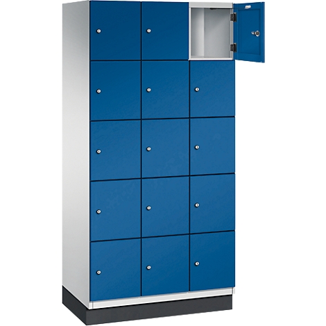 Blauer Spind mit 12 Türen, eine Tür geöffnet. Metallgriffe, auf schwarzem Sockel, weißer Rahmen.