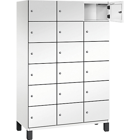 Weißer Spind mit 15 Türen, eine ist geöffnet.