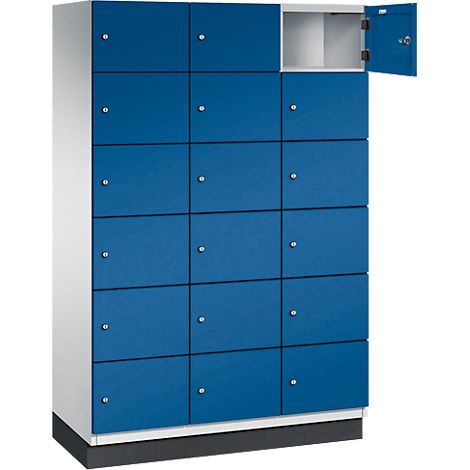 Blaues Schließfach mit geöffneter Tür. Silbergraue Griffe und Scharniere.