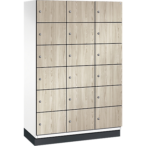 Ein Schrank mit 15 Fächern, Holzoptik, schwarze Umrandung, silberne Knöpfe. Der Korpus ist weiß.