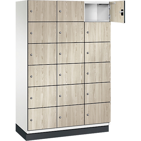 Schrank mit Holztüren, eine Tür geöffnet. Graue Oberfläche, schwarze Rahmen, silberne Griffe.