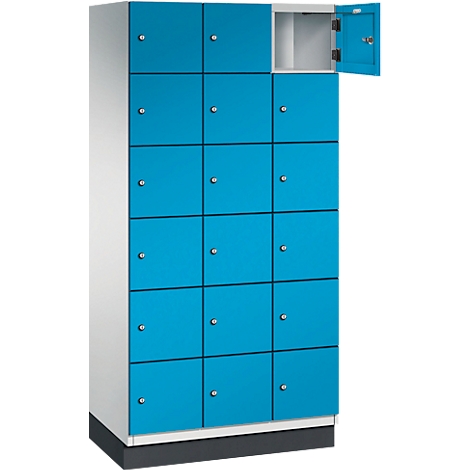 Blau-weißer Spind mit geöffneter Tür. Aufgereihte Schließfächer mit silbernen Griffen. Ein Fach ist geöffnet, das Innenleben ist hellgrau.