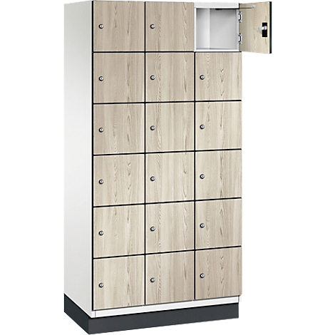 Schrank mit 16 Fächern, eine Tür geöffnet. Holzoptik mit schwarzen Linien, silberfarbene Knöpfe, weißer Korpus.