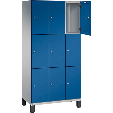 Ein blauer Spind mit acht Fächern, eines ist geöffnet.