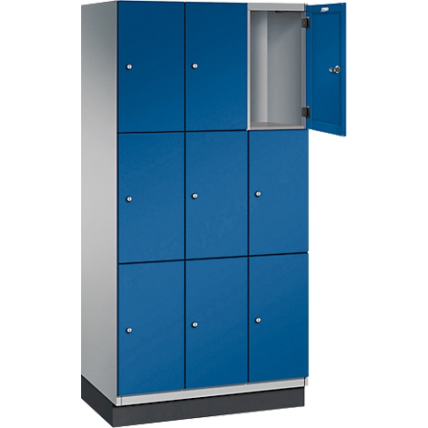 Blauer Spind mit neun Fächern, eine Tür geöffnet.
