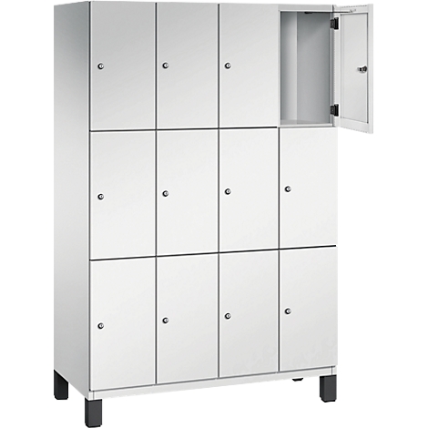 Weißer Spind mit 12 Türen, eine Tür ist geöffnet.