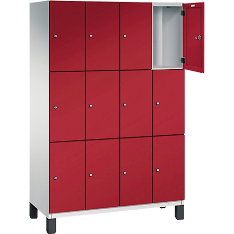 Roter Schrank mit mehreren Fächern. Eine Tür ist geöffnet.