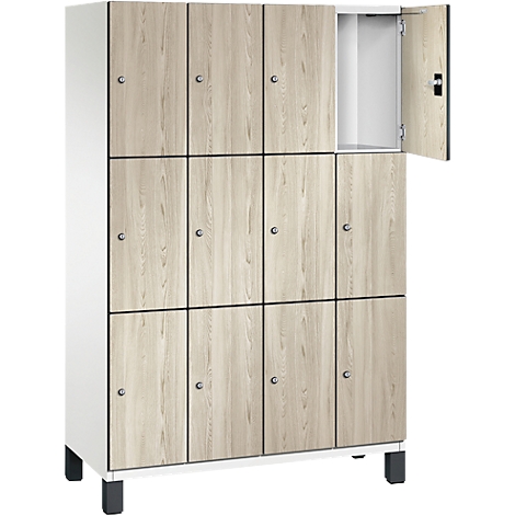 Schrank mit 12 Fächern, Holzoptik, eine Tür geöffnet.