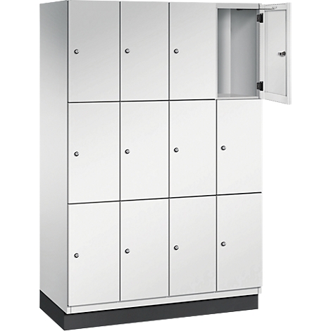 Weißer Schrank mit mehreren Türen, eine Tür geöffnet.