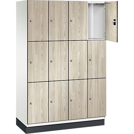 Ein Spindschrank mit 12 Fächern. Eine Tür ist geöffnet. Die Türen sind holzfarben, der Rest weiß und grau.