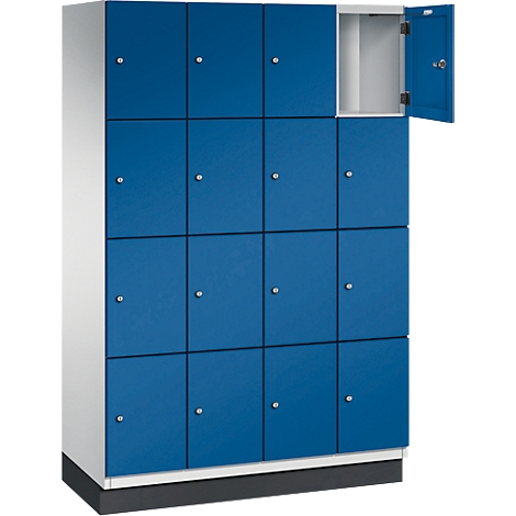 Blaues Schließfach mit teilweise geöffneter Tür. Graue Griffe.