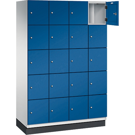 Blaue Spinde mit einem geöffneten Fach. Graue Griffe, weißer Korpus, schwarzer Sockel.