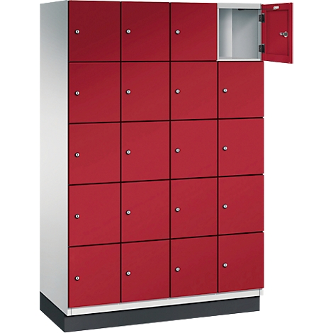 Roter Schrank mit mehreren Türen. Eine Tür geöffnet.