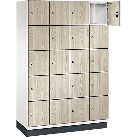 Schrank mit Holzoptik, eine Tür geöffnet.